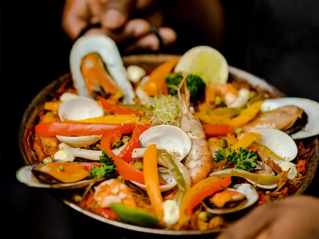 serving paella